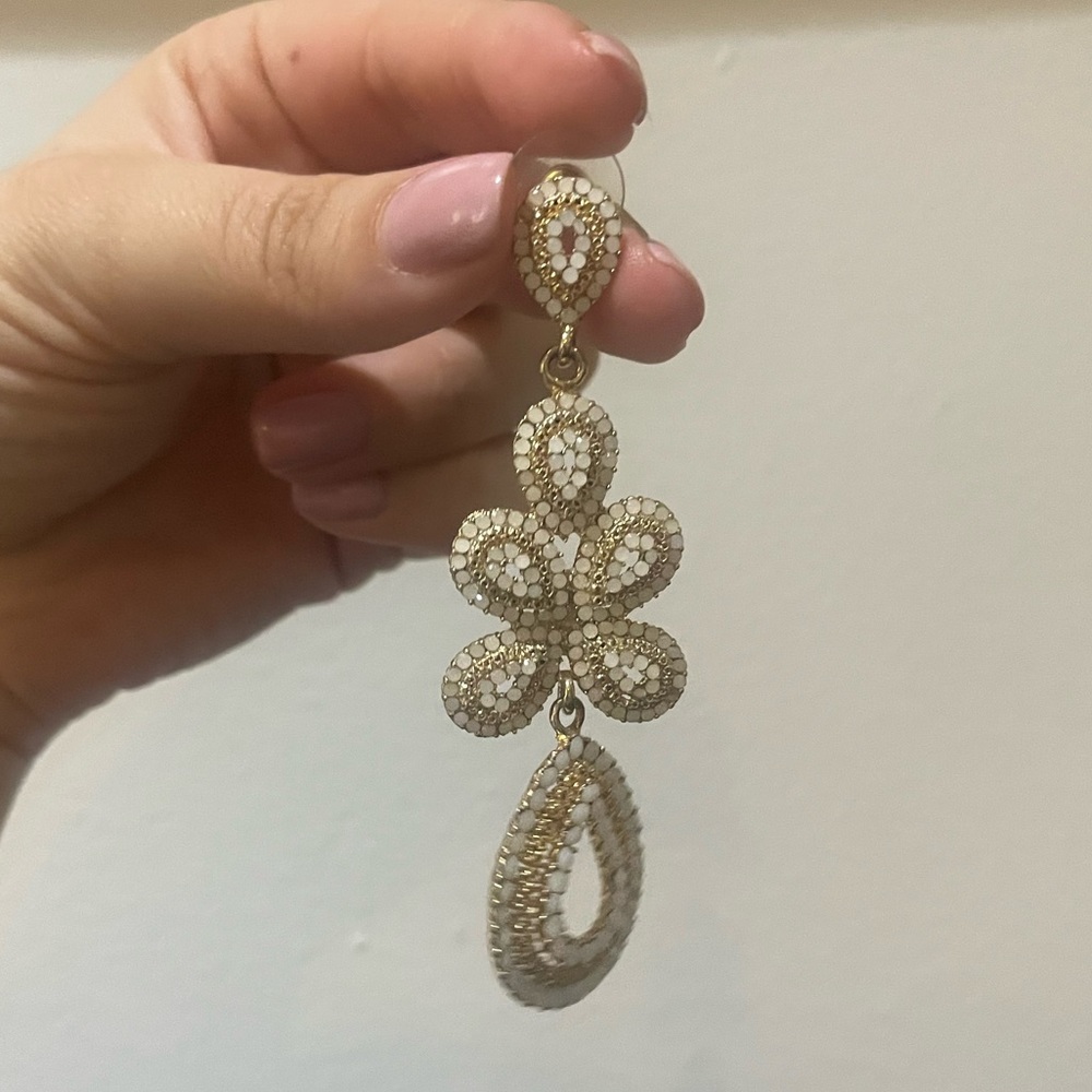 Very pretty white and gold earrings